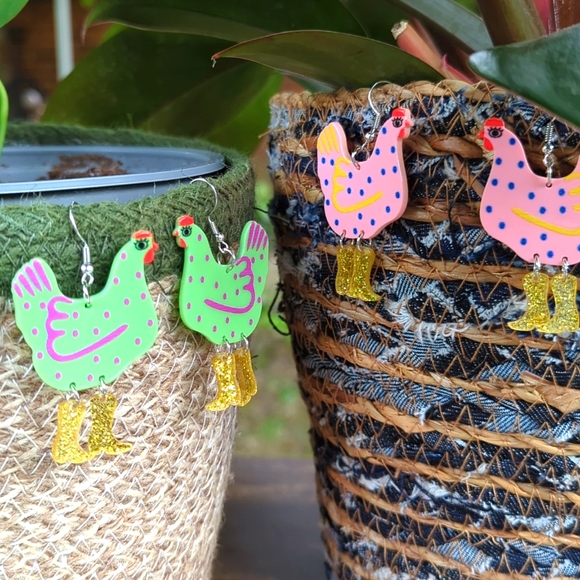 NWT/IP: (unbranded) 🐣🐔👢🤠 COWBOY BOOT CHICKEN🤠👢🐔🐣 acrylic dangle earrings - Picture 5 of 7